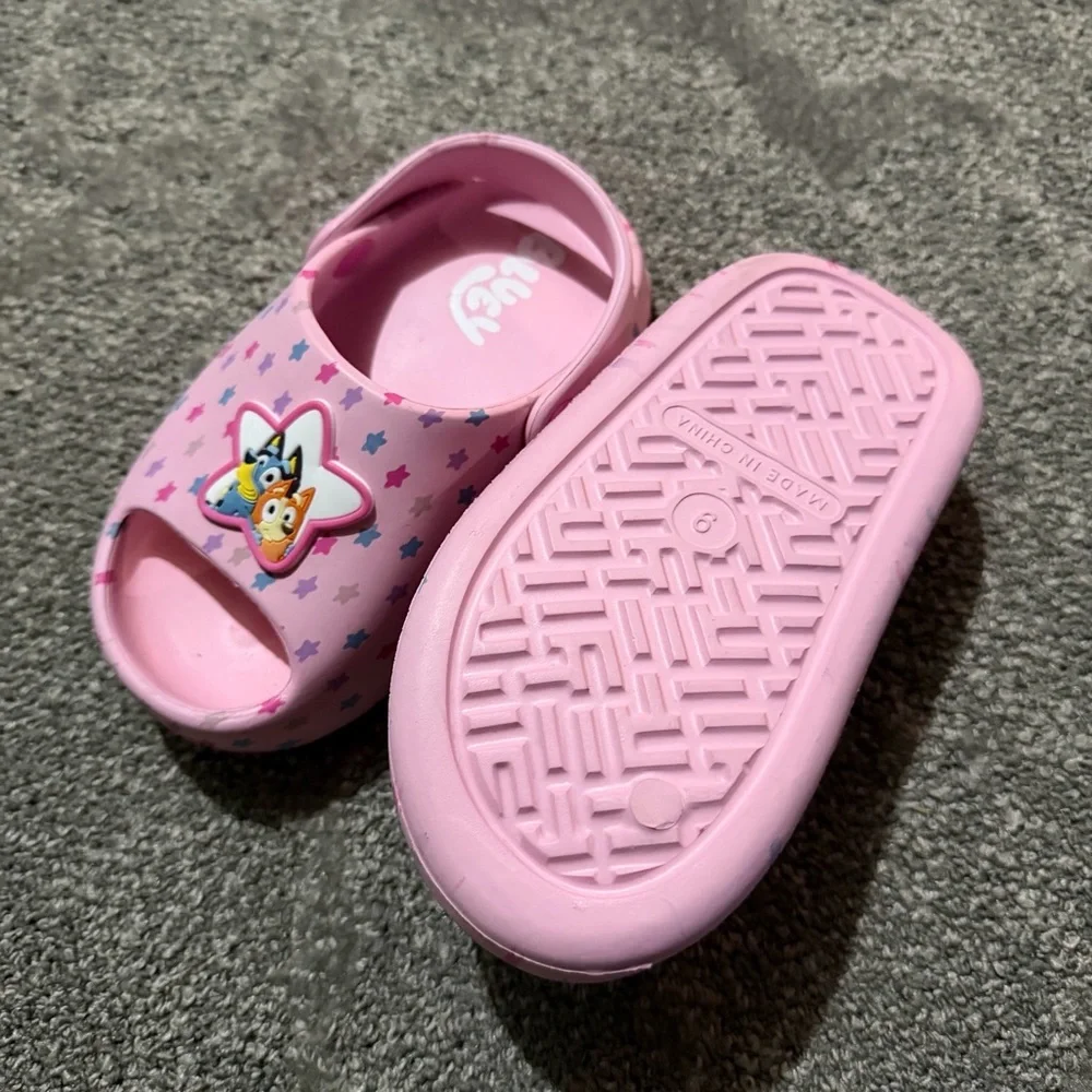 Bluey pink slip on sandals for kids size 9 great condition too and bottom